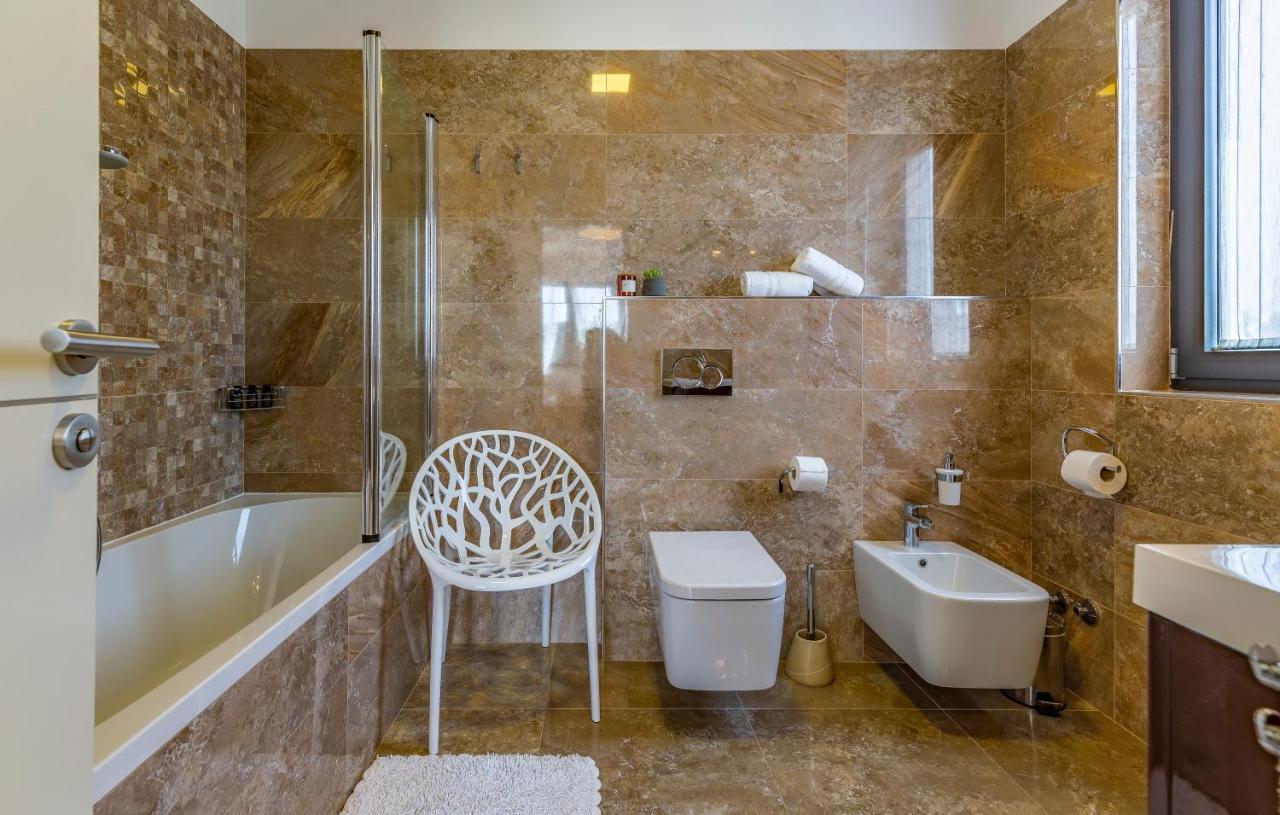 Paradiso Luxury Apartment, 로비니 외부 사진