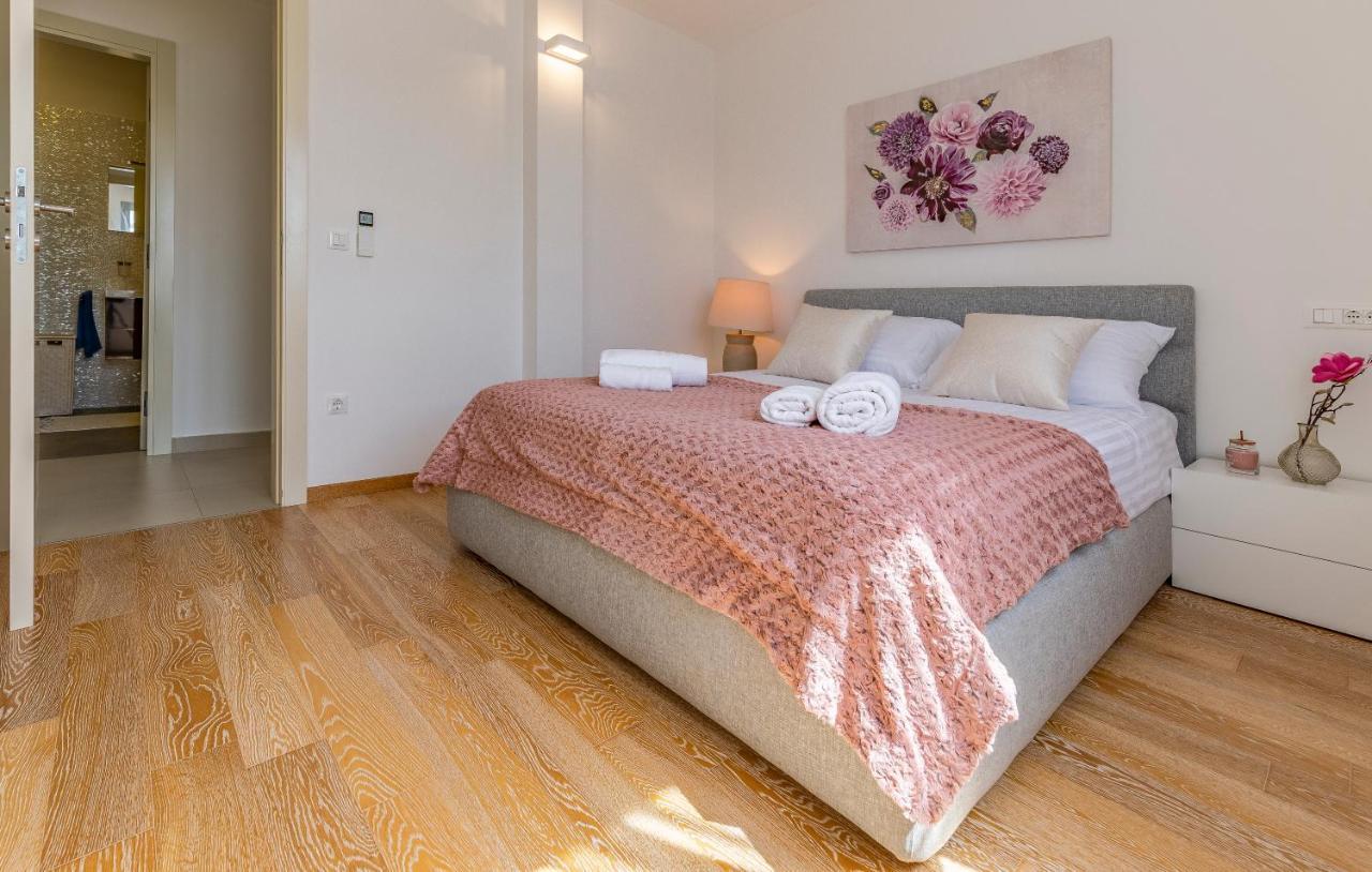 Paradiso Luxury Apartment, 로비니 외부 사진